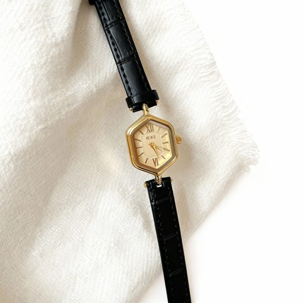 image-generations_ULQ98ShPsi0ES1lPUCGC_DrOCZPsxSpU81TDW04SbWVgVCxl1_bc37d65f-2ba6-4ac6-9b01-556ea78054a7_original - Copie Élégante montre ronde en cuir avec affichage à chiffres romains