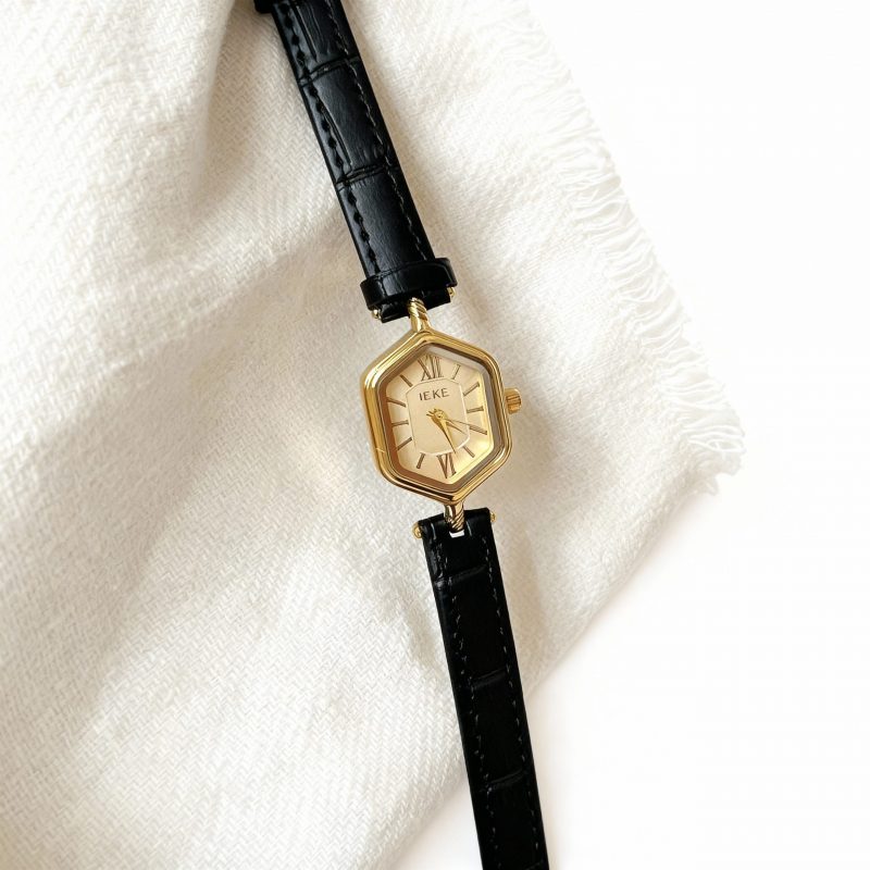 Élégante montre ronde en cuir avec affichage à chiffres romains