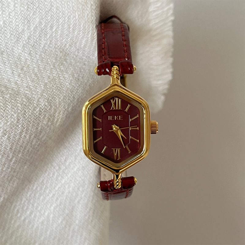 Élégante montre ronde en cuir avec affichage à chiffres romains